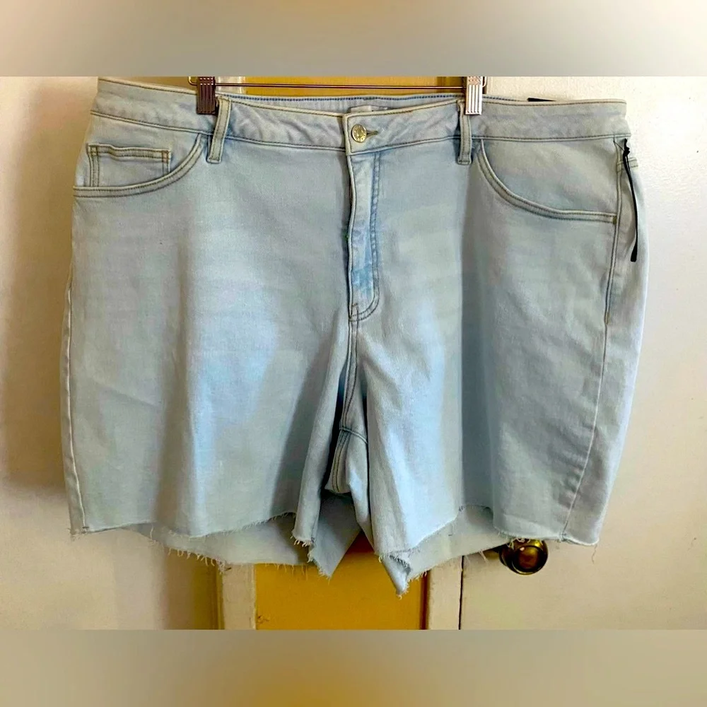 - NEW Ava & Viv Relaxed Bermuda high rise light wash shorts sz 22